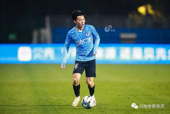 她不能再像以前那样，睡到自然醒之后，对着世界地图随意寻找一个即兴的目的地，更不能像以前那样，时刻享受着这个世界各种最昂贵与最顶尖的商品与服务。
